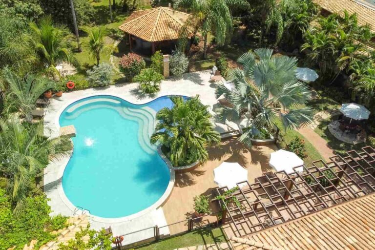 Piscina com cascata do Hotel Pousada Surucuá