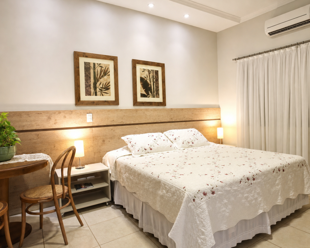 Quarto Deluxe com cama de casal no hotel Pousada Surucuá